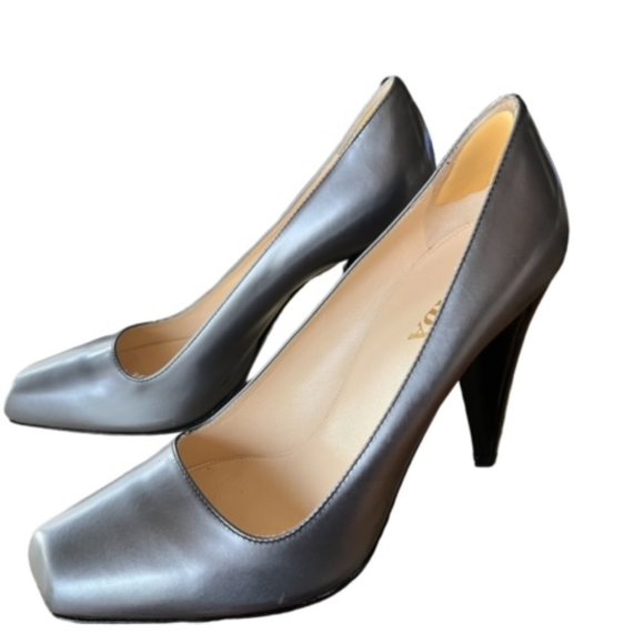 Prada - Picture 1 of 8